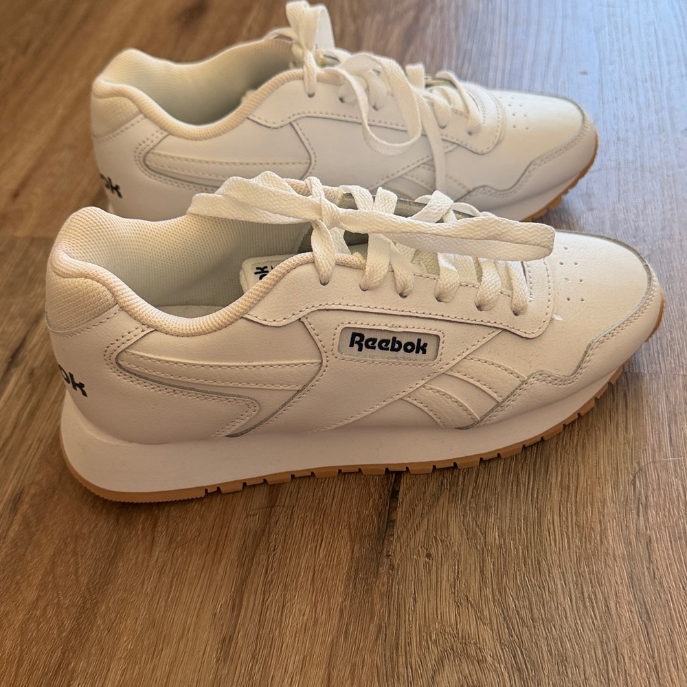 Reebok white Leather Sneakers with Gum Outsole. Men size 4.5, women size 6